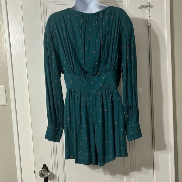 $128 NWT FREE PEOPLE Small LOVE GROWS LONG SLEEVE ROMPER GREEN COMBO - Picture 5 of 14